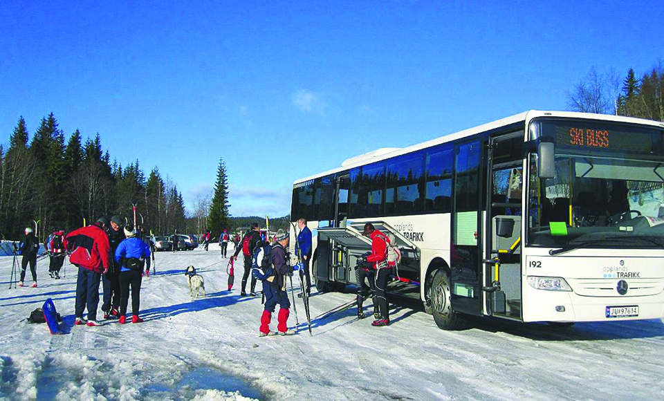 노르웨이에서 스키 시즌이면 소위 ‘스키 버스’는 전형적인 풍경이다. 50km 정도를 버스로 이동한 뒤 스키로 돌아온다. 사진 니나 디드릭센.