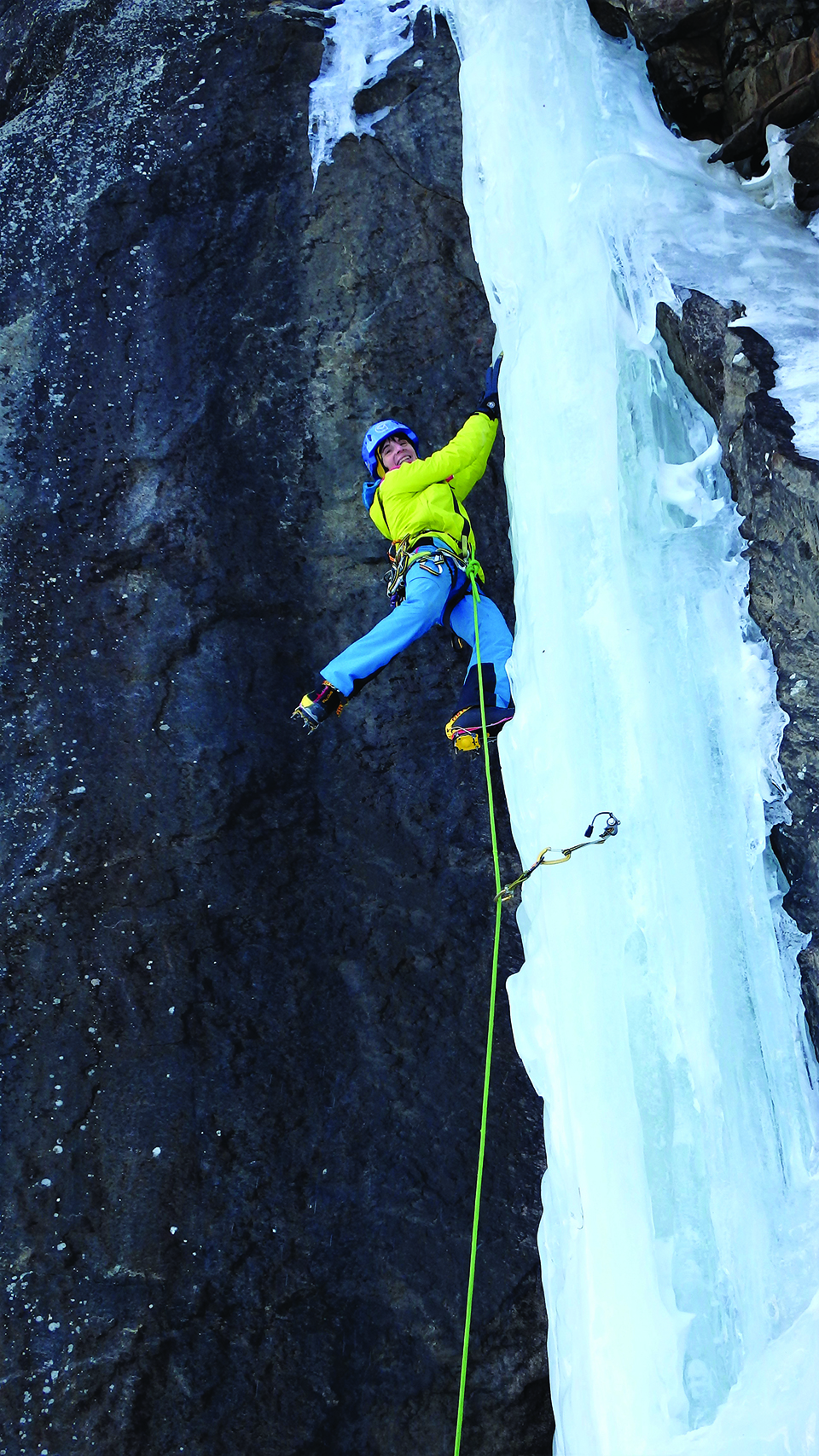 수직 고드름 빙벽에서의 춤사위는 그녀의 안정된 등반을 증명한다.