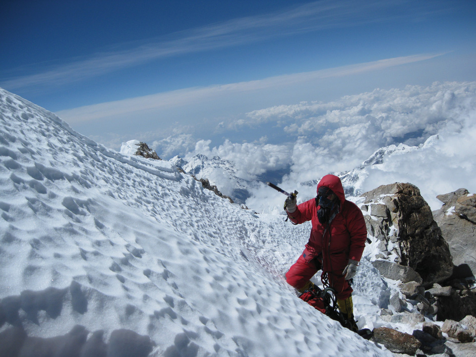 2009년 5월 6일 오은선 대장의 칸첸중가 등정에 이어 5월 18일 두 번째로 정상에 선 스웨덴 산악인 매티아스 칼손이 정상 직전 7~8m 지점에 서 있다.