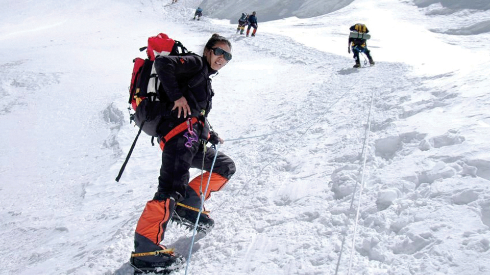 에베레스트를 등반 중인 락파 셰르파. 사진 마이클 코다스.