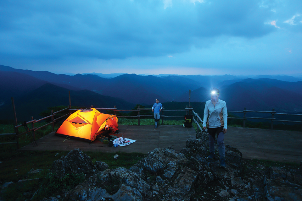산 정상 데크에서의 야영. 전망데크는 등산객을 위한 곳이므로 등산객이 다 내려간 오후 5시 이후에 텐트를 치고, 등산객이 올라오기 전에 철수해야 한다.