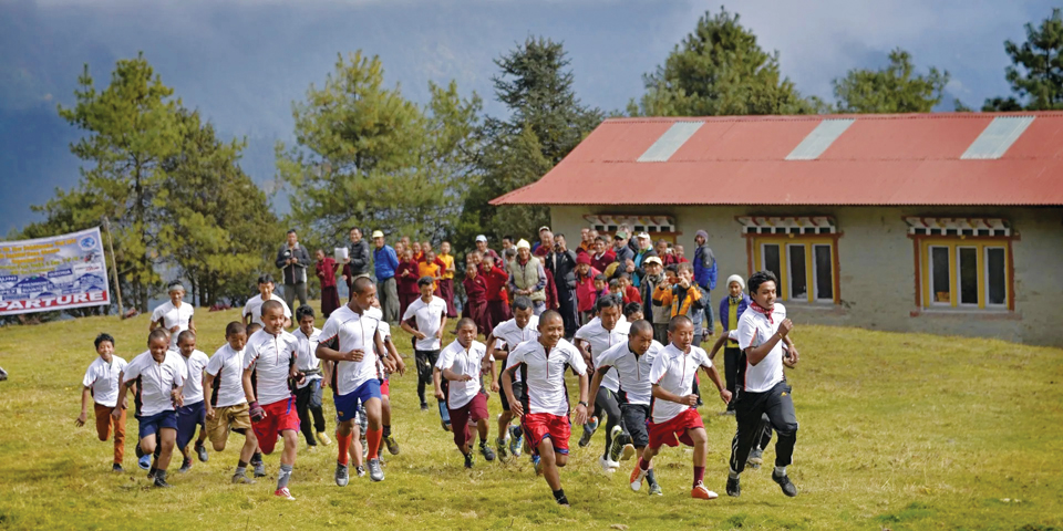다치히리의 자선재단 직원들이 아이들에게 달리기를 가르치고 있다.
