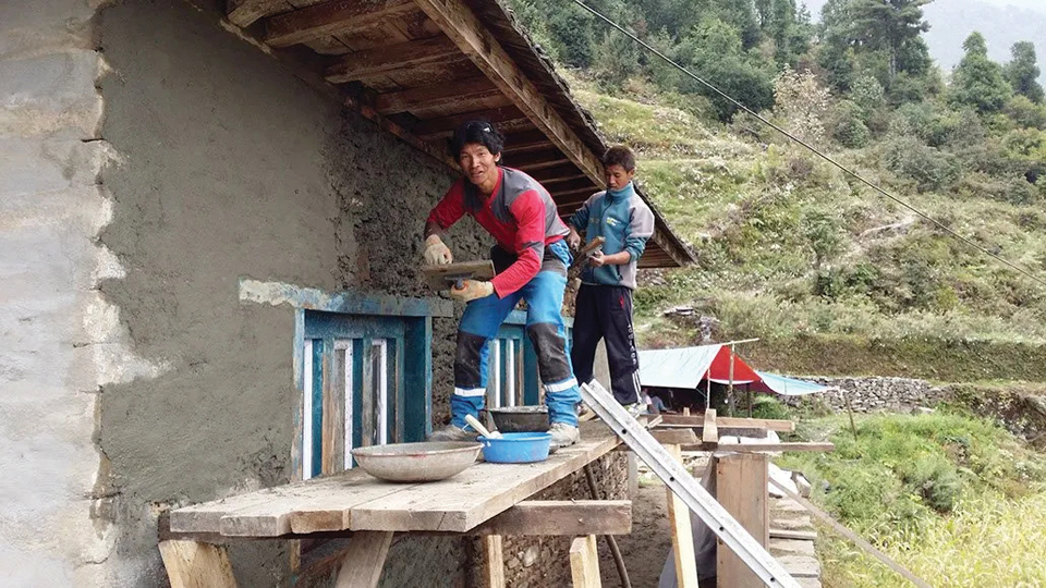 다치히리가 직접 2015년 네팔 대지진으로 피해를 입은 마을 출레무Chhulemu에서 마을을 재건하고 있다.