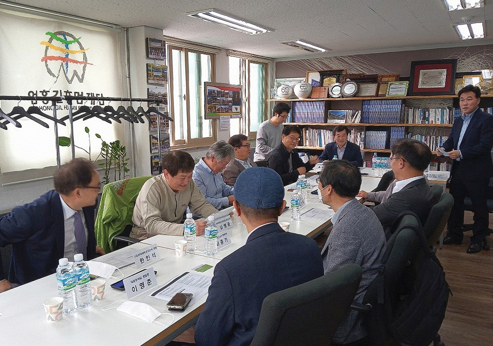 5월 22일 엄홍길휴먼재단 회의실에서 처음 열린 ‘국립공원 공원계획 대책협의회’ 회의 모습.