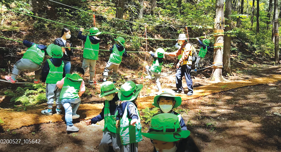 복주산자연휴양림에 유아숲체험장이 마련돼 있어 강원도 내 유치원에서 무료 숲교육을 즐길 수 있다.