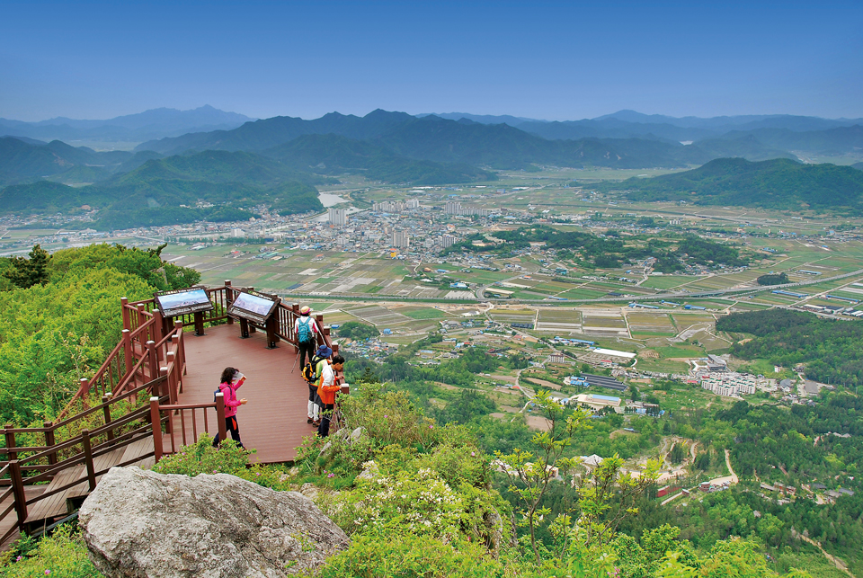 억불산 정상에 오르면 장흥읍 전경과 멀리 수인산, 화방산의 파노라마도 즐길 수 있다.