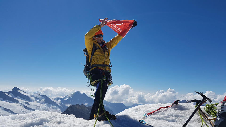 2018년 8월 스위스 알프스 뮌히(4,107m) 정상에 올라 산악회 깃발을 들었다.