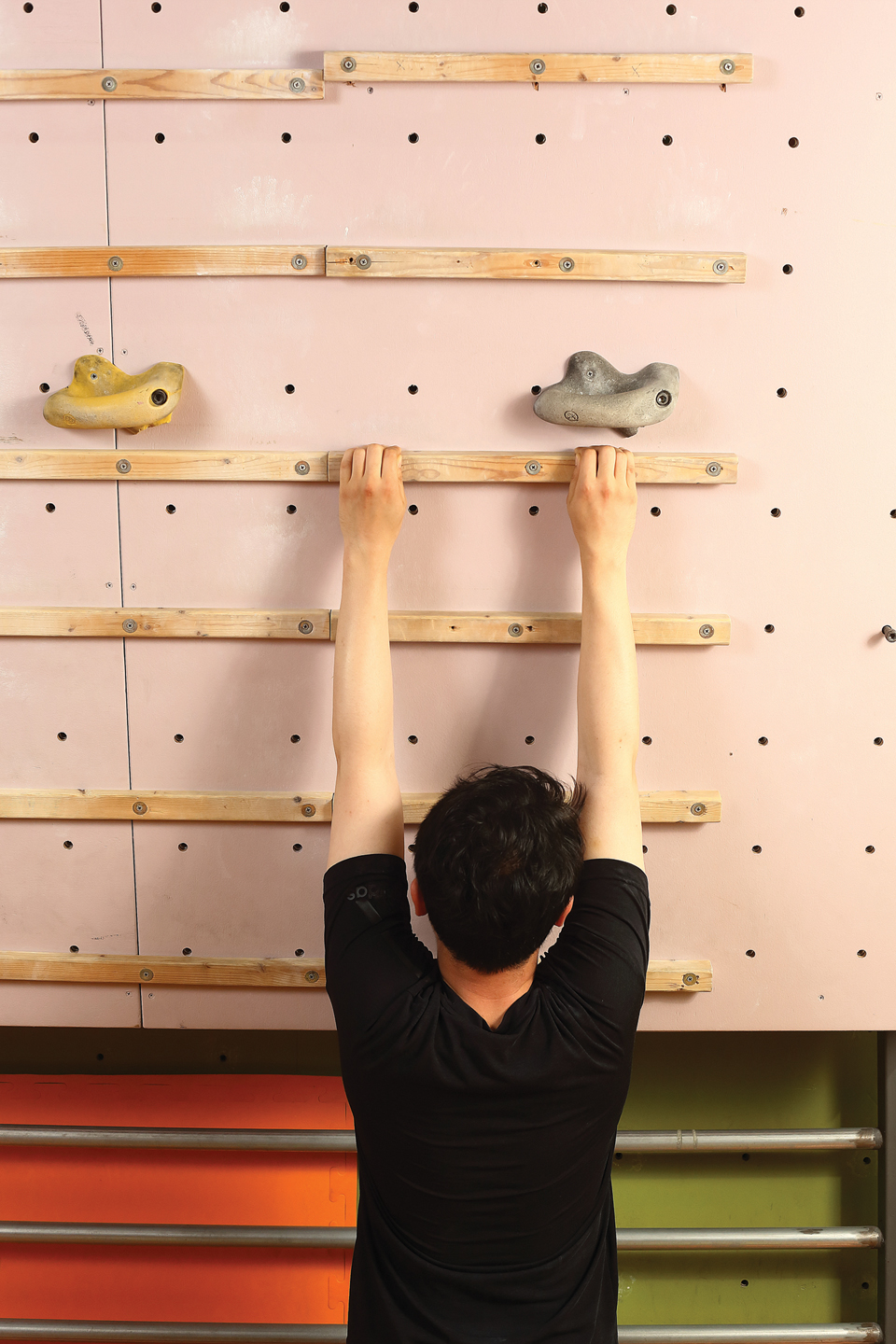 크림프 그립 시에는 어깨와 손목 팔꿈치를 일자로 정렬해 줘야 부상의 위험을 덜 수 있다.