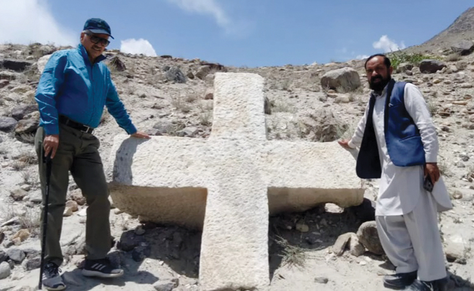 파키스탄 카라코룸 산악지대에서 고대 기독교의 흔적인 돌 십자가가 발견됐다. 사진 발티스탄대학.