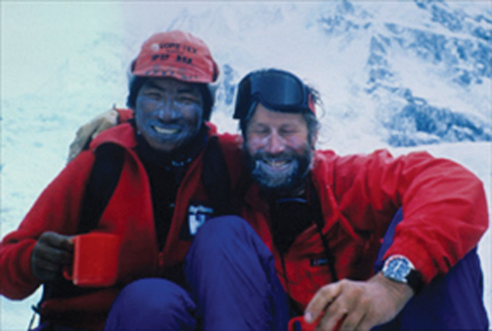 1985년 에베레스트 등반 중인 페르템바와 크리스 보닝턴 경.