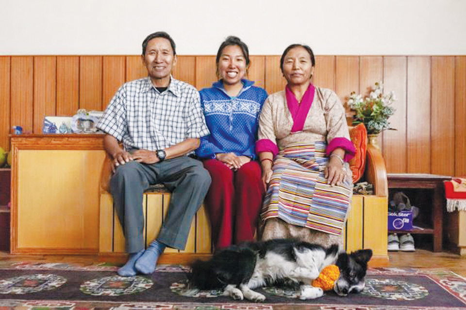 페르템바의 아내(오른쪽)와 딸(중간). 페르템바는 1995년 마나슬루 등반 후 가족을 생각해 고산 등반을 그만뒀다.