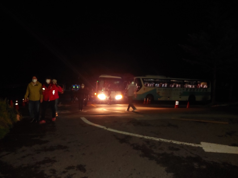 동서울에서 심야에 출발한 고속버스가 새벽 4시30분쯤 성삼재에 도착, 지리산 등산객들이 일제히 버스에서 내려 지리산으로 향하고 있다.
