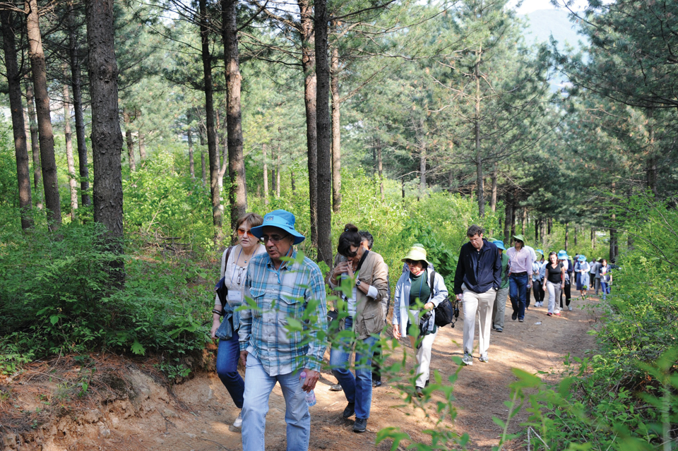 외국인 탐방객들도 펀치볼둘레길을 방문하면서 이색적인 풍경과 생태에 감탄을 금치 못한다.