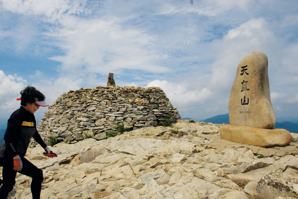 개명 논쟁 중인 천황산에는 커다란 돌탑과 표석이 사방팔방 트인 정상을 지키고 있다.