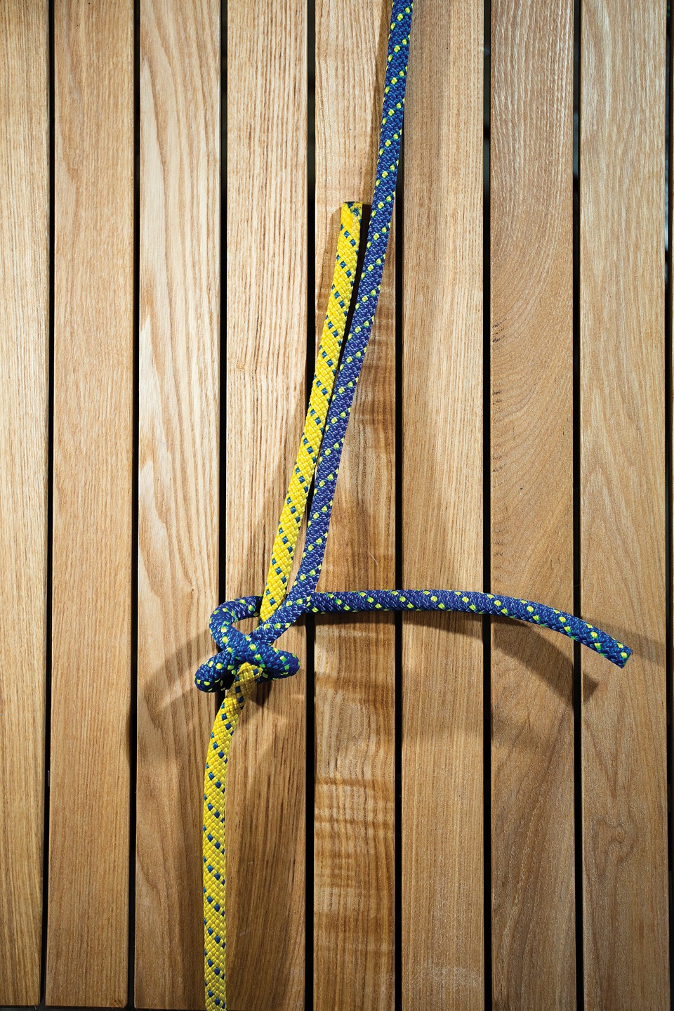 Step 2 먼저 한 로프를 반대쪽 로프에 옭매듭으로 묶는다. 줄을 감아 고리를 만들고 통과시키면 된다.