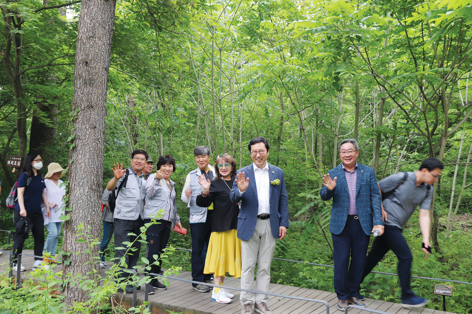 지난해 개통된 광릉숲길에서 시민들과 함께한 김 의원.(맨 오른쪽)