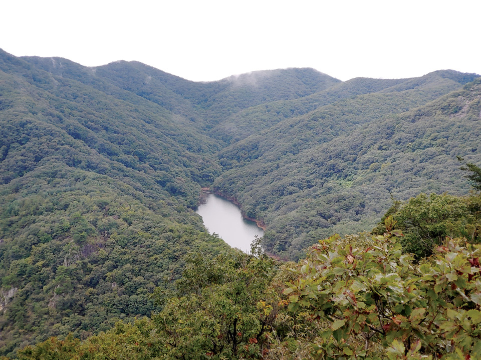 광덕산 하산길에 강천산 자락에 있는 강천제2호수를 내려다볼 수 있다. 