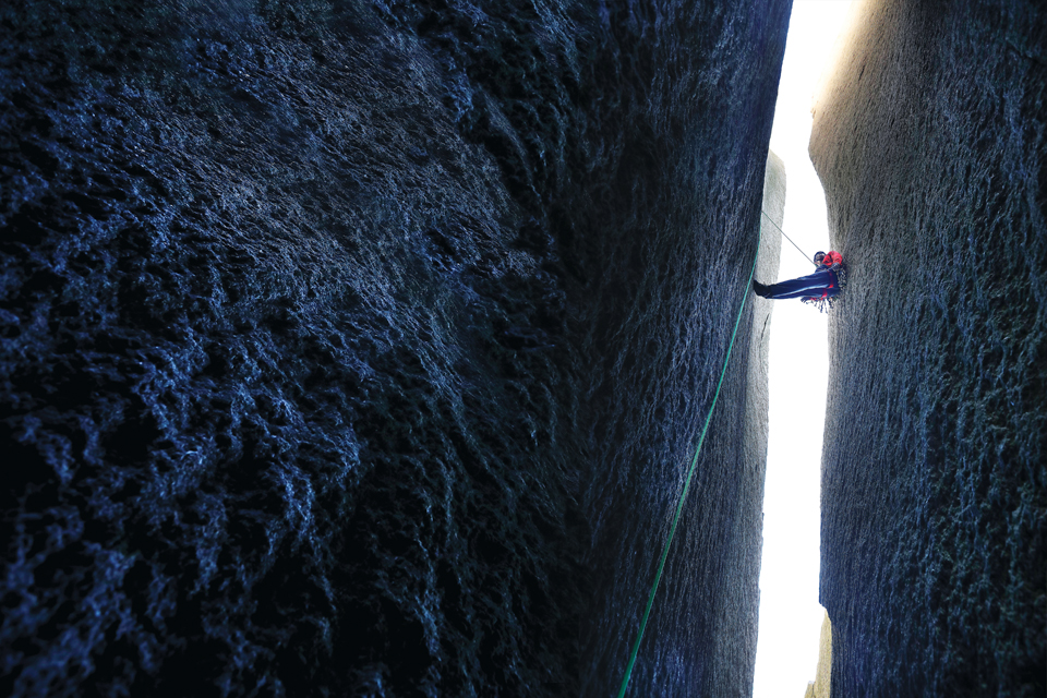 코너크랙을 등반하려면 마당바위에서 10m 정도 하강해야 한다. 심리적으로 부담이 큰 동작들을 이어가야 하지만 바위와 하나가 된 등반자의 모습은 아름답다.