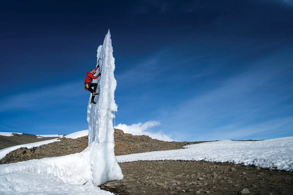 윌 개드가 킬리만자로 정상에 남은 마지막 빙하 빙벽을 오르고 있다. 사진 크리스천 폰델라