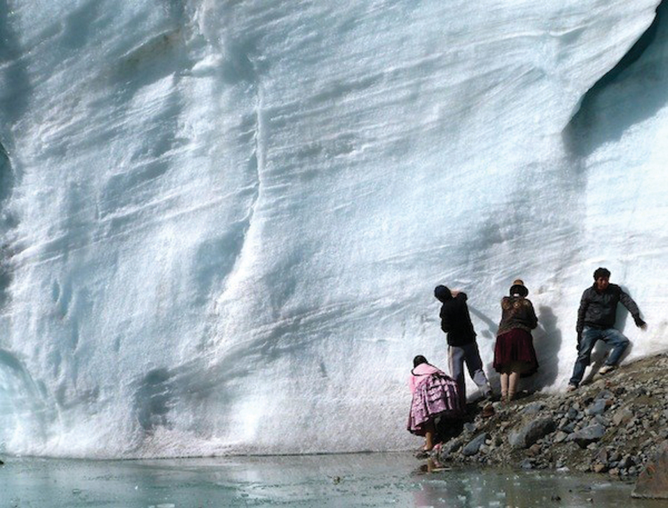 신성한 약으로 여기는 빙하 얼음을 채취하는 케추아족. 사진 레이니 리버티