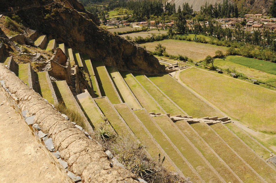 유적지로 남아 있는 잘 정비된 잉카 제국 당시의 계단식 경작지. 사진 래리 W. 메이스 