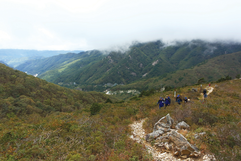 금단의 대간길, 미시령~황철봉 구간을 걷는 산악단체 대표들.