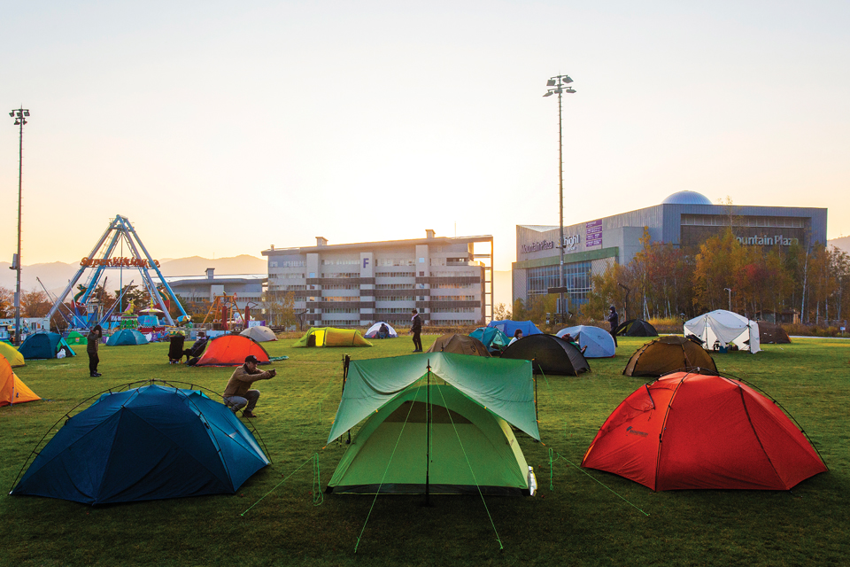 하이원 마운틴콘도 잔디밭에 텐트를 친 참가자들.