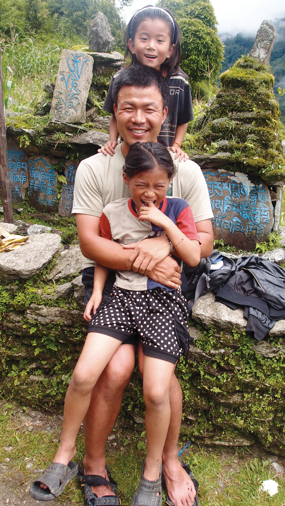 2012년 여름 네팔에서 현지 연구 중인 오영훈. 셰르파 아이들과 함께.