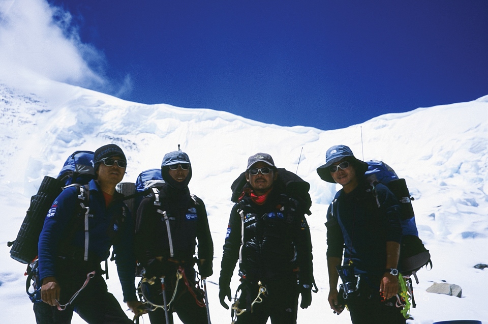 2006년 에베레스트 등반 중. 왼쪽부터 오영훈, 이형모, 박영석, 오희준