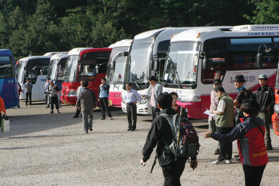 버스로 이용한 단체산행이 코로나19로 급격히 줄었다.