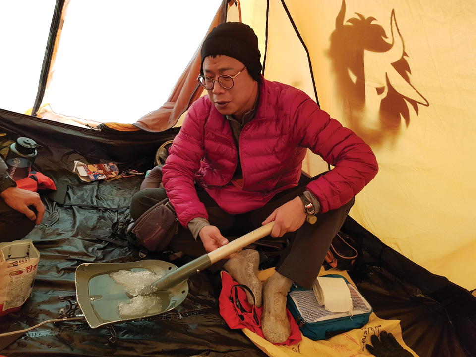 캠프에서 삽에 눈을 끓이고 있는 김태완 선배.