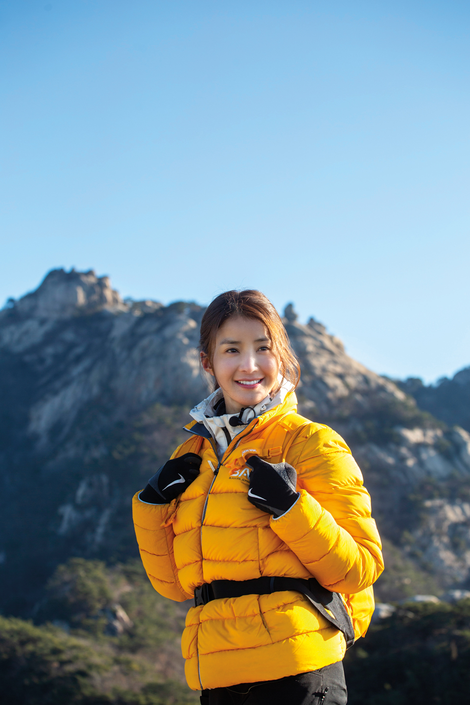 비봉능선의 석문 위에 올라 경치를 즐기는 배우 이시영. 등산에 빠진 그녀는 유튜브 등산전문 채널을 운영하고 있다.