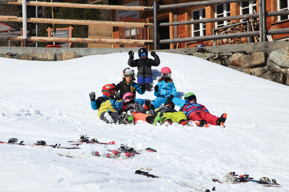 융프라우 지역의 스키학교에서 아이들이 즐거운 시간을 보내고 있다. 