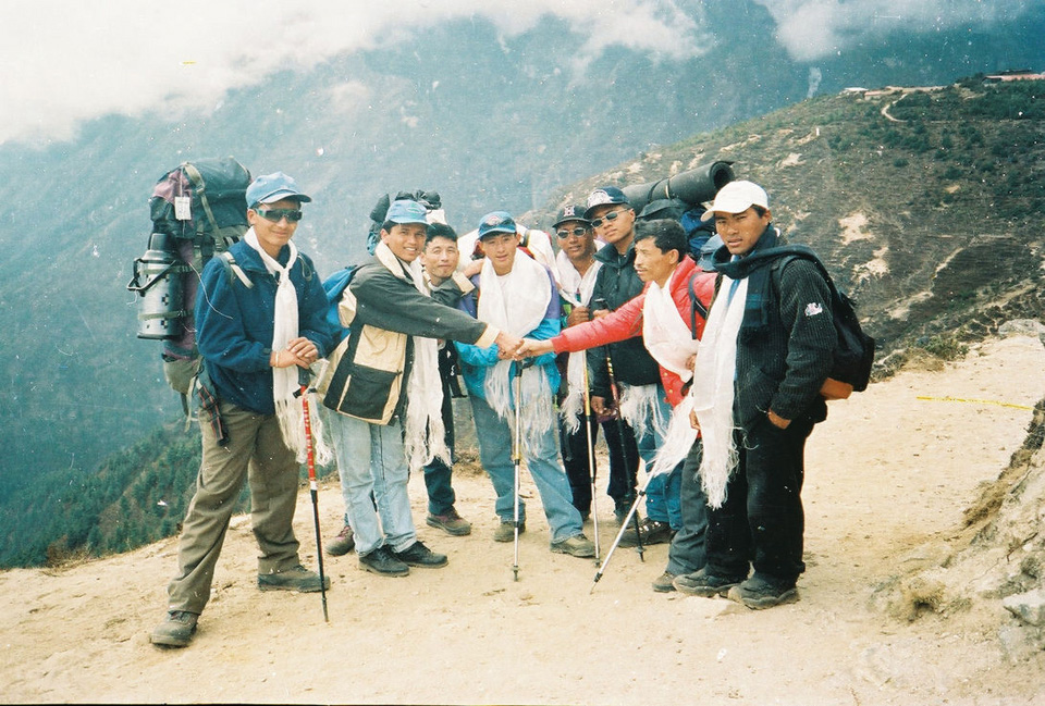 실패로 끝난 에베레스트 도전 당시 선배 셰르파들과 함께 사진을 찍은 템바 체리 셰르파(가운데). 