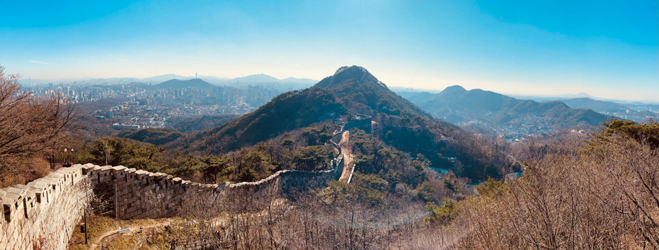 곡장은 한양도성, 북악산 그리고 서울도심을 함께 조망할 수 있는 북악산 최고의 전망대이다. 