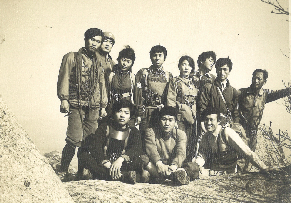 1973년 당시 국토자오선 종주를 한 엠포르산악회 회원들. 진유명씨(뒷줄 왼쪽 세 번째),
종주대장 정춘길씨(뒷줄 일곱 번째), 단장 김지련 선생(오른쪽 끝) 등이 포즈를 취했다. 이 사진은 국토자오선 종주를 마친 1973년 가을 북한산 만경대 암릉에서 찍은 것이다. 앞줄 가운데는 필자. 필자는 당시 월간 산 근무 관계로 종주대에는 참여하지 않았다.
