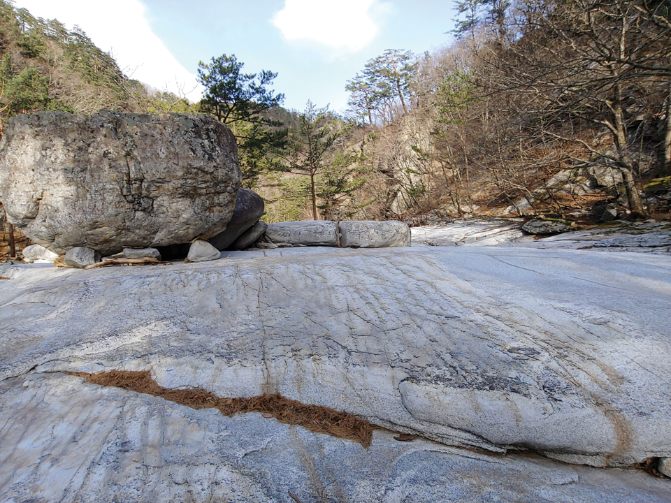 소금강 백운대 바위가 상류에 있다. 