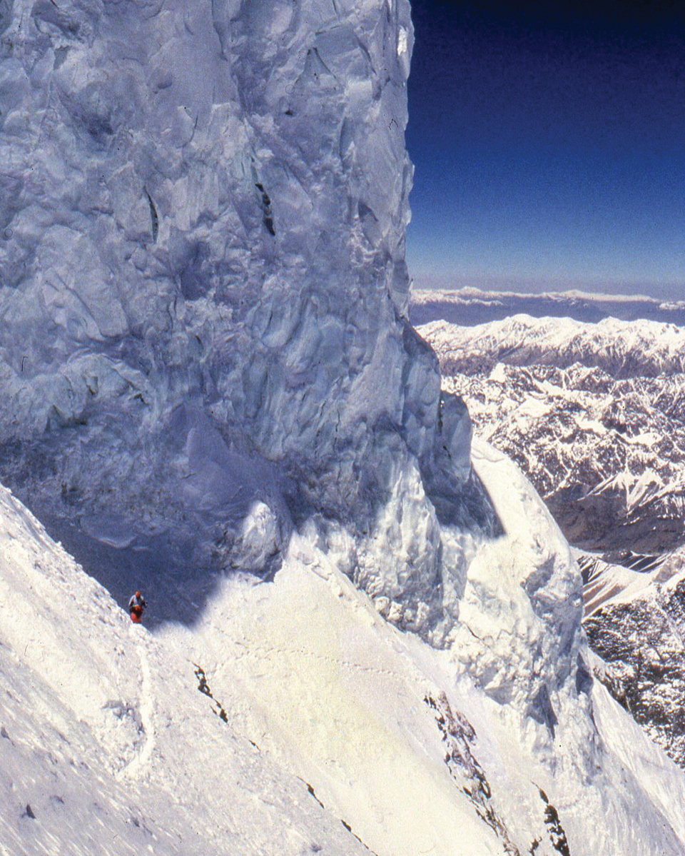  K2 노멀 루트 등반 시 가장 위험한 지점인 8,200m 고도의 ‘보틀넥’ 구간을 네팔인 등반가가 오르고 있다. 사진 창 다와 셰르파.
