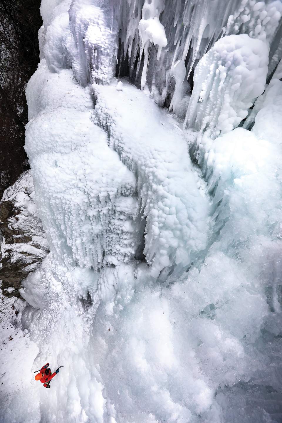 좌측벽을 등반 중인 등반가. 만들어진 얼음은 어떠한 조각품에도 뒤지지 않을 만큼 멋진 광경을 연출한다.
