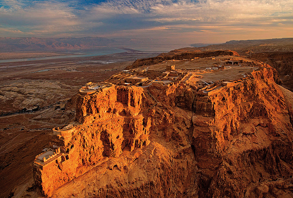마사다. 황야를 배경으로 사해死海(Dead Sea)를 굽어보는 바위능선에 자리한 천혜의 요새다.
