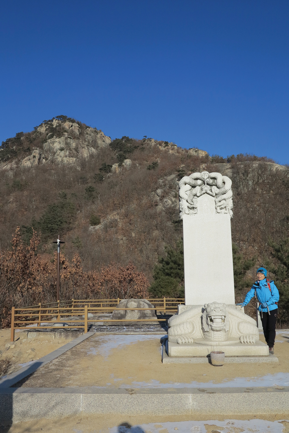 선각왕사비(보물 제 387호)에서 올려다 본 천보산 남릉인 405m봉.