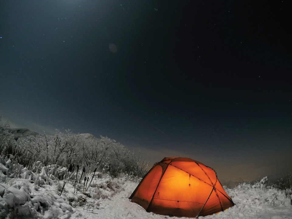 식당이자 사랑방 역할을 하는 쉘터. 겨울 백패킹에선 텐트 무게를 줄이기 위해 쉘터 하나에 모여 자기도 한다.