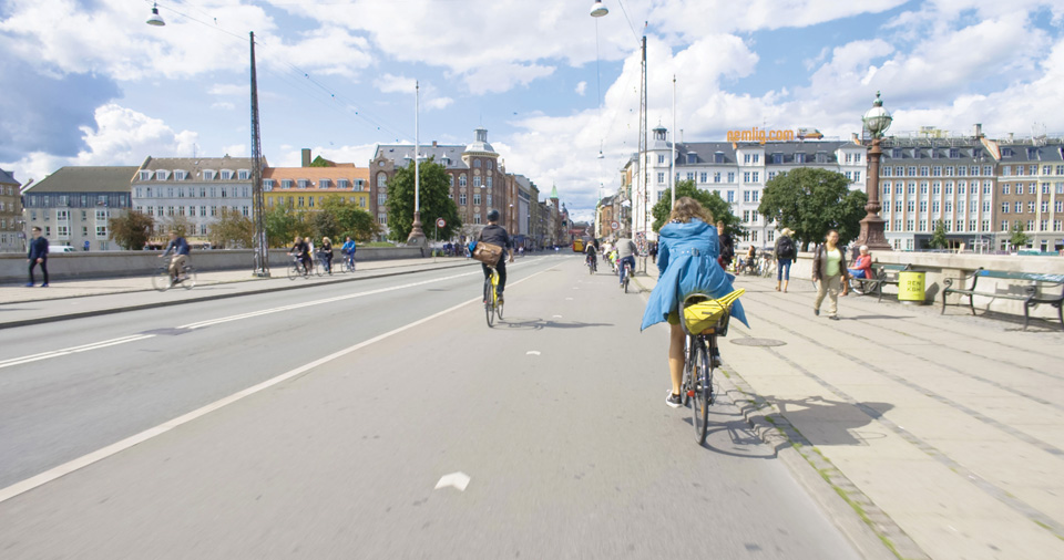 탄소 중립도시를 지향하고 있는 덴마크 코펜하겐은 57만 시민의 절반이 자전거로 이동하고 있는 도시다.