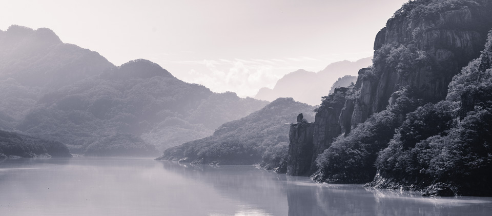 남한강 오른쪽 기이한 바위가 옥순봉이다.