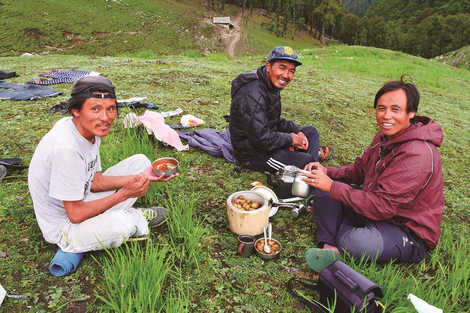 네팔 포터들과 함께 먹는 점심 식사. 우리의 가장 무난한 식사가 삶은 감자였다.