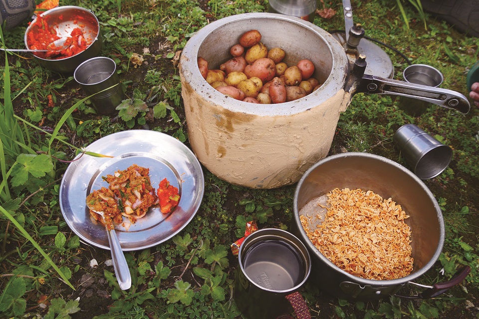 현지 마을에서 구입한 삶은 감자와 생라면. 거기에 럭시(전통 증류주) 한 잔을 같이 했다. 생라면은 간식이나 안주로 즐겨 먹었다.