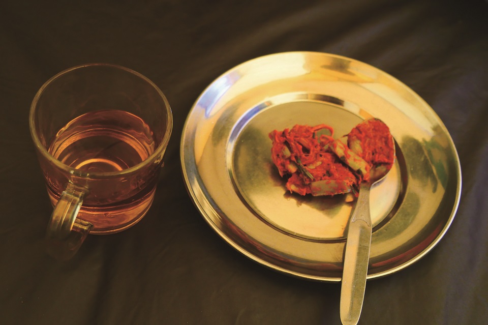 네팔 극서부 지역 포터들이 내온 중국 술과 어짜르. 어짜르는 네팔식 장아찌이다.