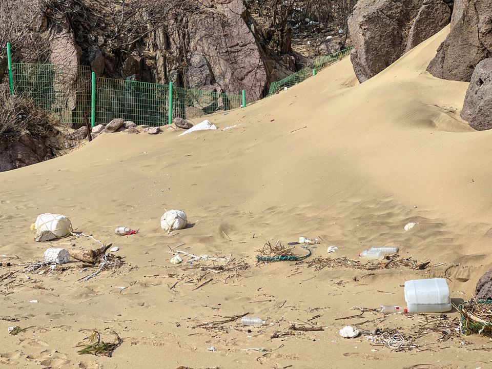 조금만 들여다봐도 크고 작은 쓰레기들이 널려 있는 굴업도 해변.