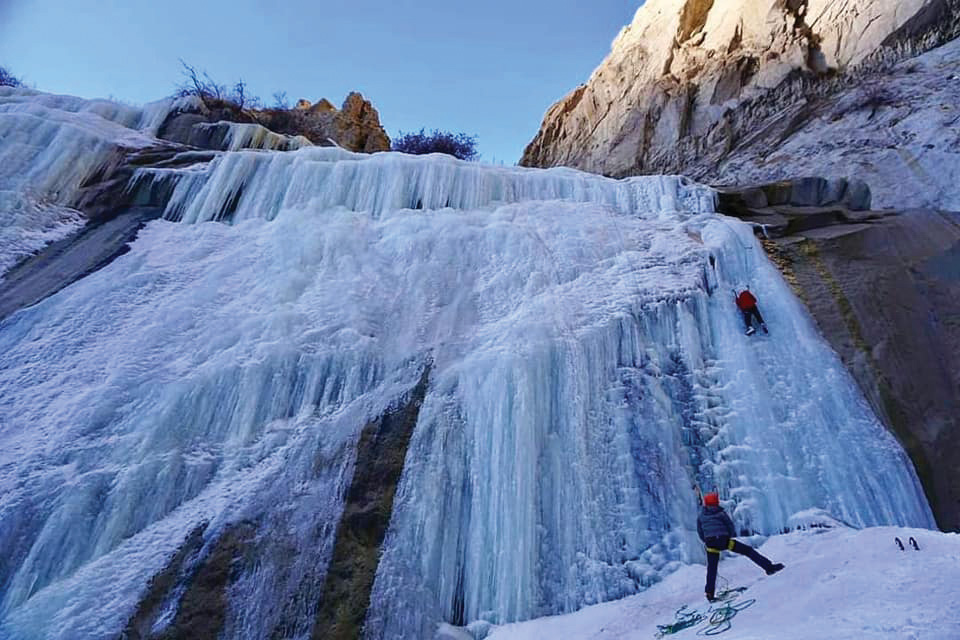 누브라빙벽등반축제 중에 처음 등반한 시아첸 빙하 자락의 빙벽.