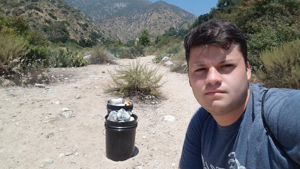 캘리포니아 이튼캐니언 등산로에서 쓰레기를 주운 맥그레거.